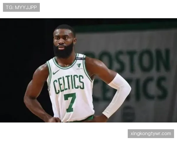 杰伦布朗通过持球突破压缩防线并利用强硬转换得分主导绿军进攻体系